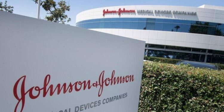 Johnson & Johnson suspende testes de vacina contra Covid-19