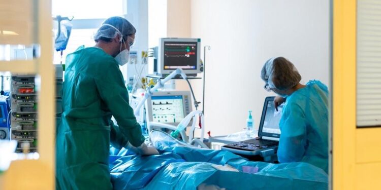 Mundo supera 40 milhões de contágios por coronavírus e Europa adota nova restrições