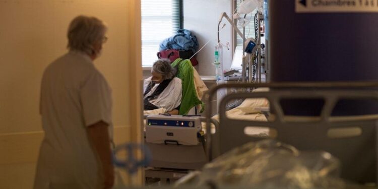 Com 5,5 milhões de infectados, Brasil totaliza 160.253 mortes pela Covid-19