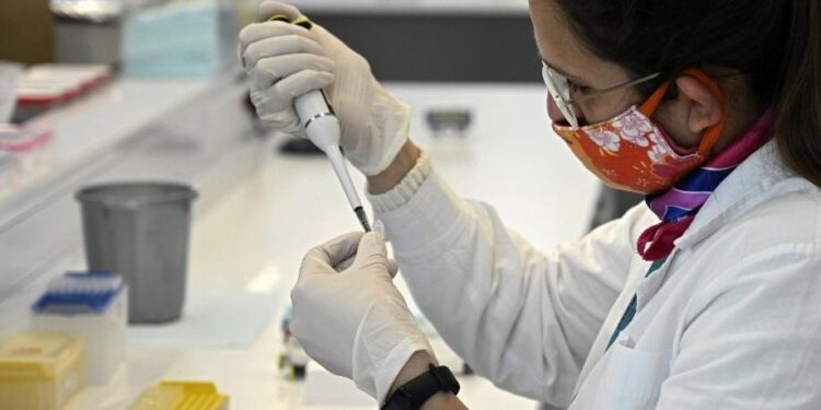 Primeiros resultados da fase 3 mostram que vacina da Pfizer contra Covid-19 é “90% eficaz”