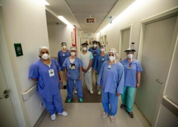 Pesadelos, 250 dias sem folgas, crises de choro: o esgotamento dos profissionais das UTIs para pacientes com covid-19
