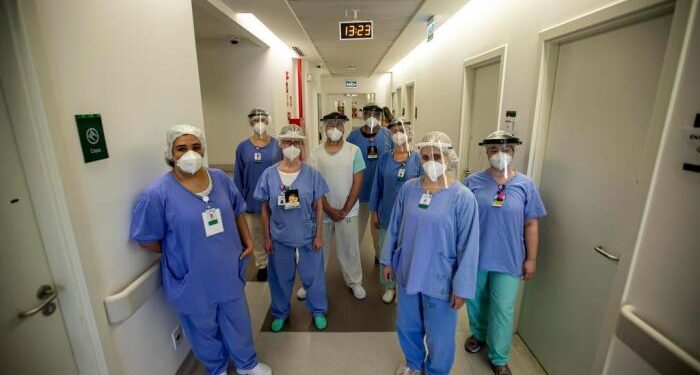 Pesadelos, 250 dias sem folgas, crises de choro: o esgotamento dos profissionais das UTIs para pacientes com covid-19