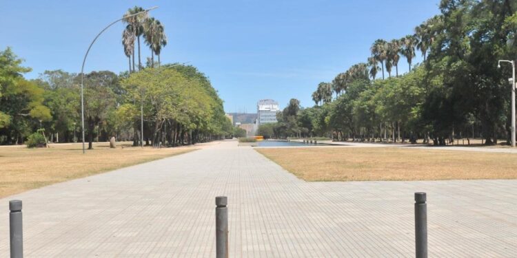 Governo do RS suspende cogestão e aumenta restrições a regiões na bandeira vermelha