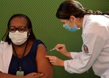 Enfermeira de 54 anos é a primeira pessoa a ser vacinada contra a Covid-19 no Brasil