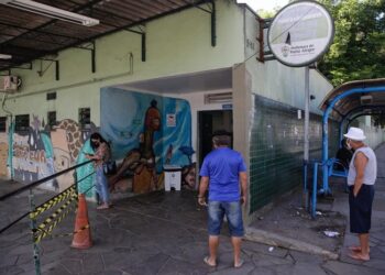 A PANDEMIA SE AGRAVA: Prontos-atendimentos de Porto Alegre amanhecem cheios de pacientes; superlotação passa de 400%