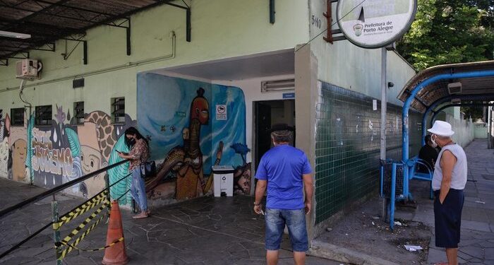 A PANDEMIA SE AGRAVA: Prontos-atendimentos de Porto Alegre amanhecem cheios de pacientes; superlotação passa de 400%
