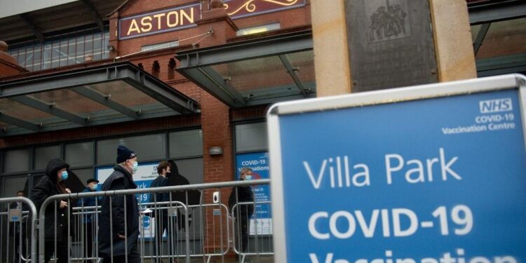 OMS pede mais rapidez na vacinação, e mundo tenta frear avanço de variantes do vírus