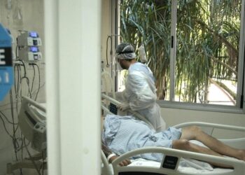 Pela primeira vez, número de casos ativos de Covid no país supera 1 milhão