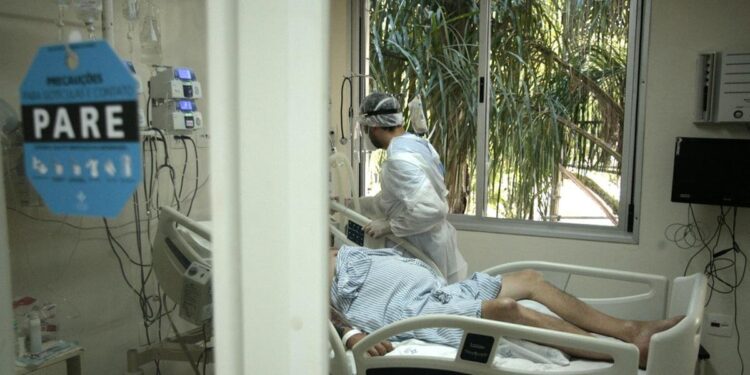 Pela primeira vez, número de casos ativos de Covid no país supera 1 milhão