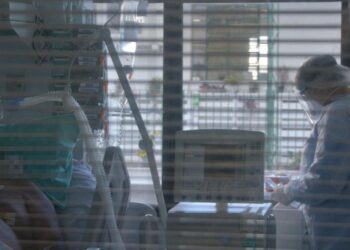 Internações por Covid-19 apresentam elevação e mantêm hospitais superlotados