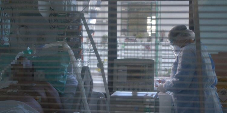 Internações por Covid-19 apresentam elevação e mantêm hospitais superlotados